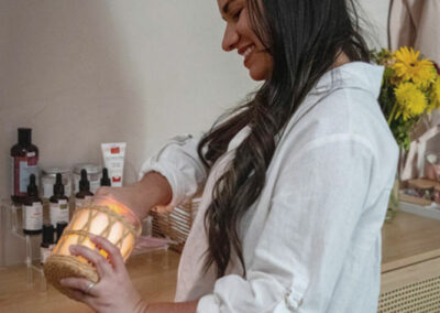 Création d’une ambiance chaleureuse et apaisante avant votre soin.