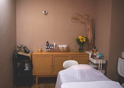 Salle de massage à Albi avec ambiance apaisante et décoration chaleureuse